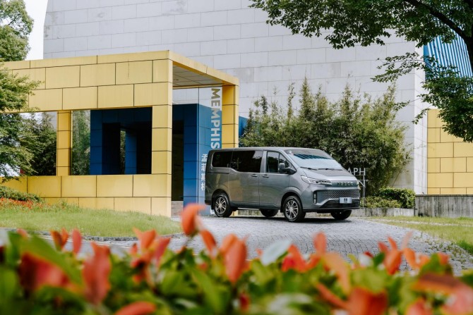 依维柯聚星：流动的艺术臻品，定义豪华客运新典范